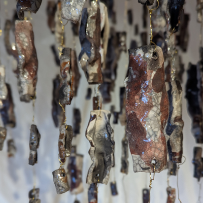 Fragments enfumés suspendus