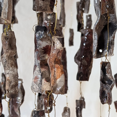 Fragments enfumés suspendus